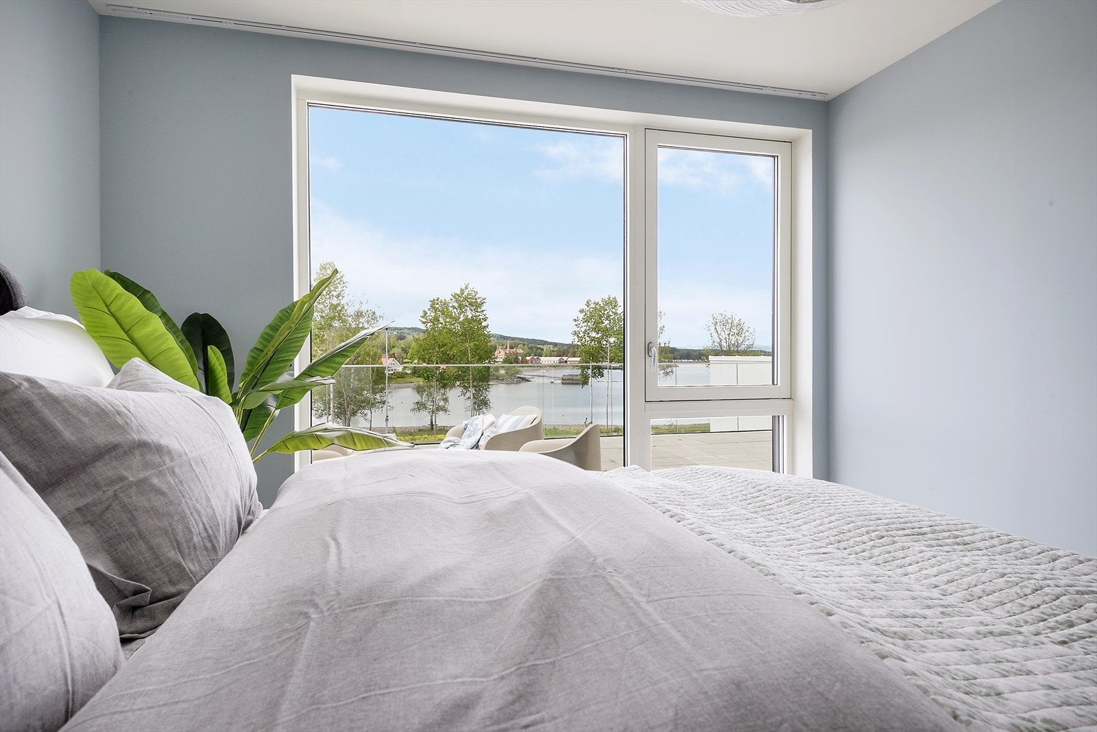 Lyseblå farge som skaper en deilig ro. Galleribilde