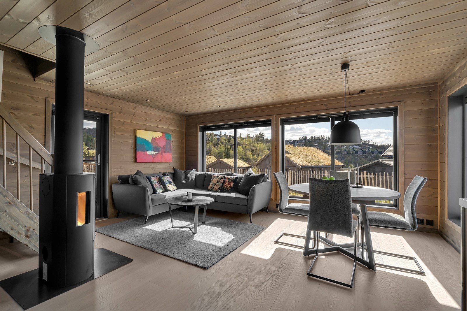 Hyggelig møblert stue med store vinduer og godt lysinnslipp Galleribilde