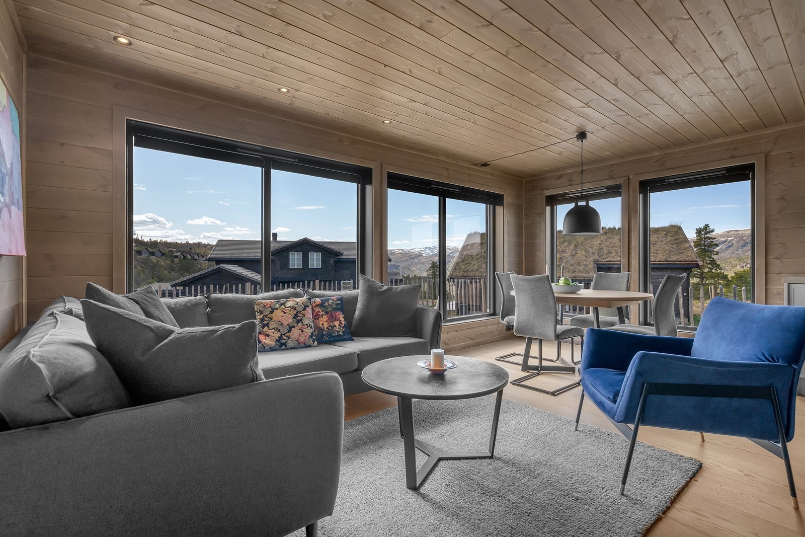 Legg merke til de store vindusflatene Galleribilde