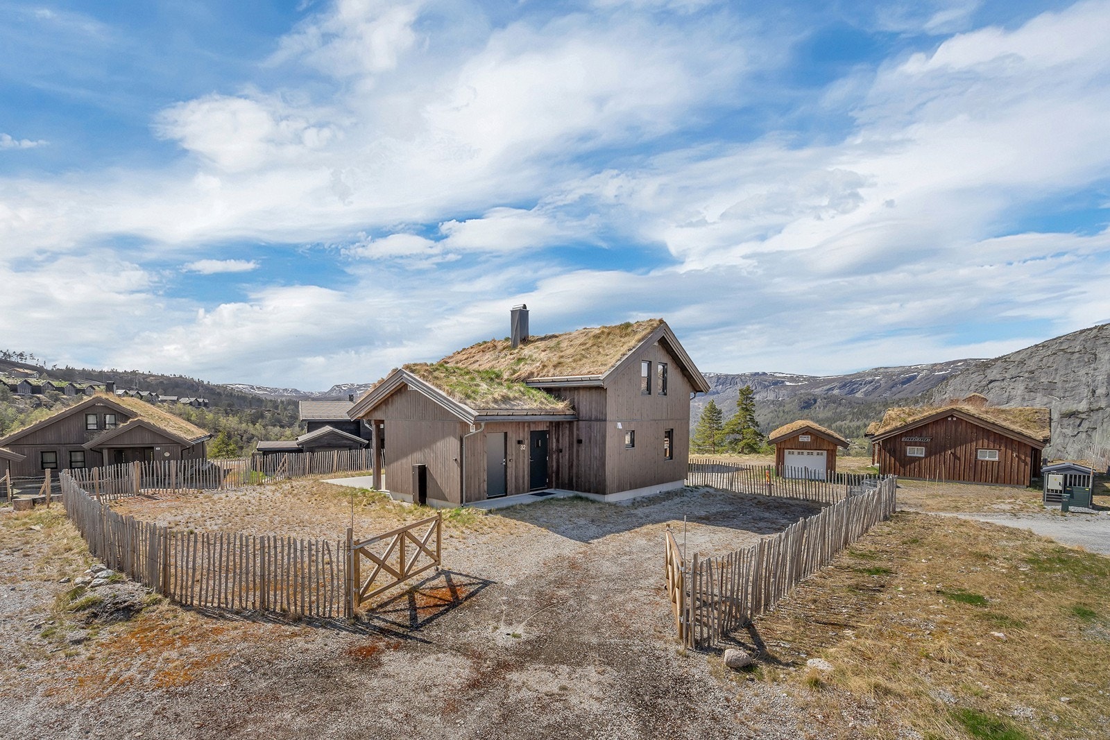 Hytta ligger solrikt og fint på romslig lettstelt og flat tomt Galleribilde