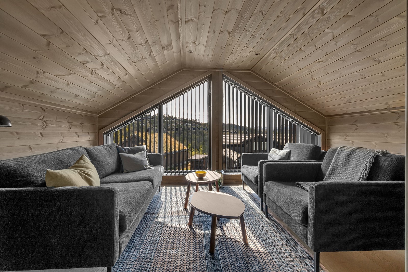 I hyttas 2. etasje finner man loftstue, bad og 2 soverom Galleribilde