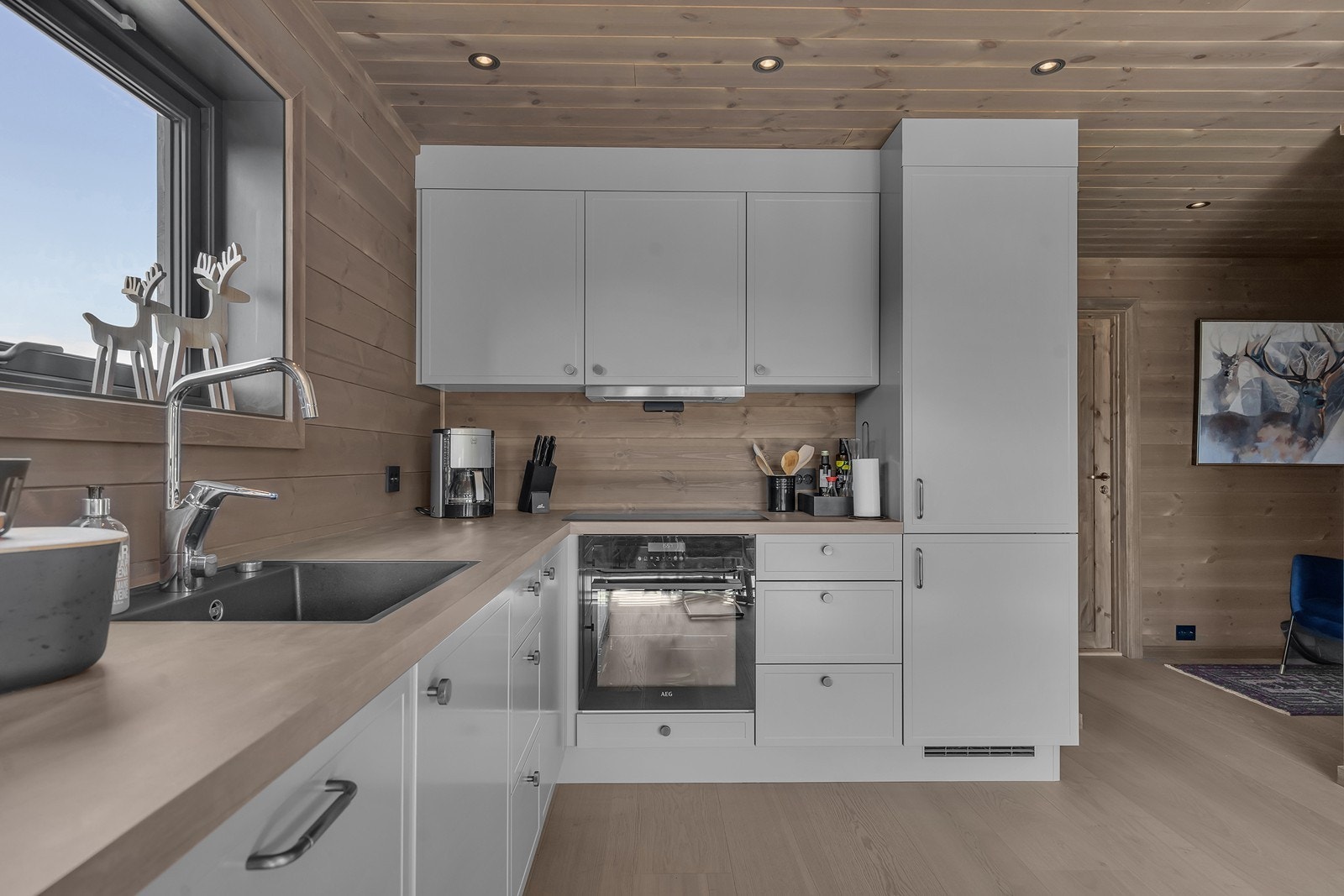 Strai kjøkkeninnredning med integrerte hvitevarer og grå fronter Galleribilde