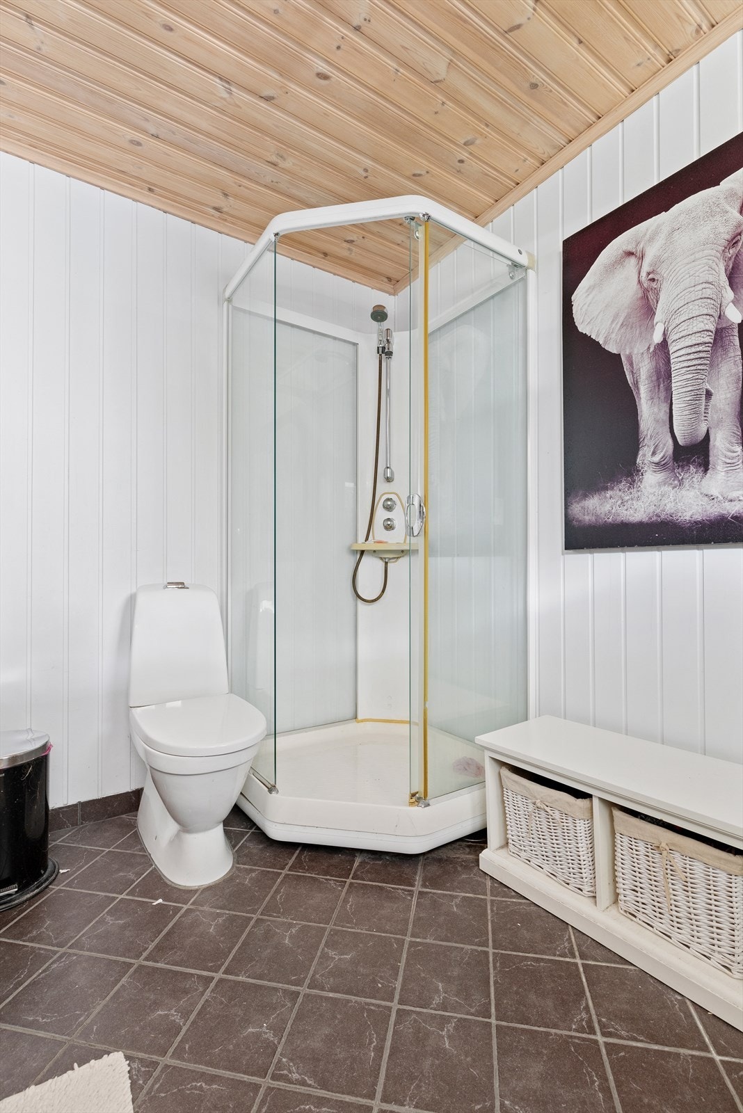 Dusjkabinett og eller god oppbevaringsplass på bad Galleribilde