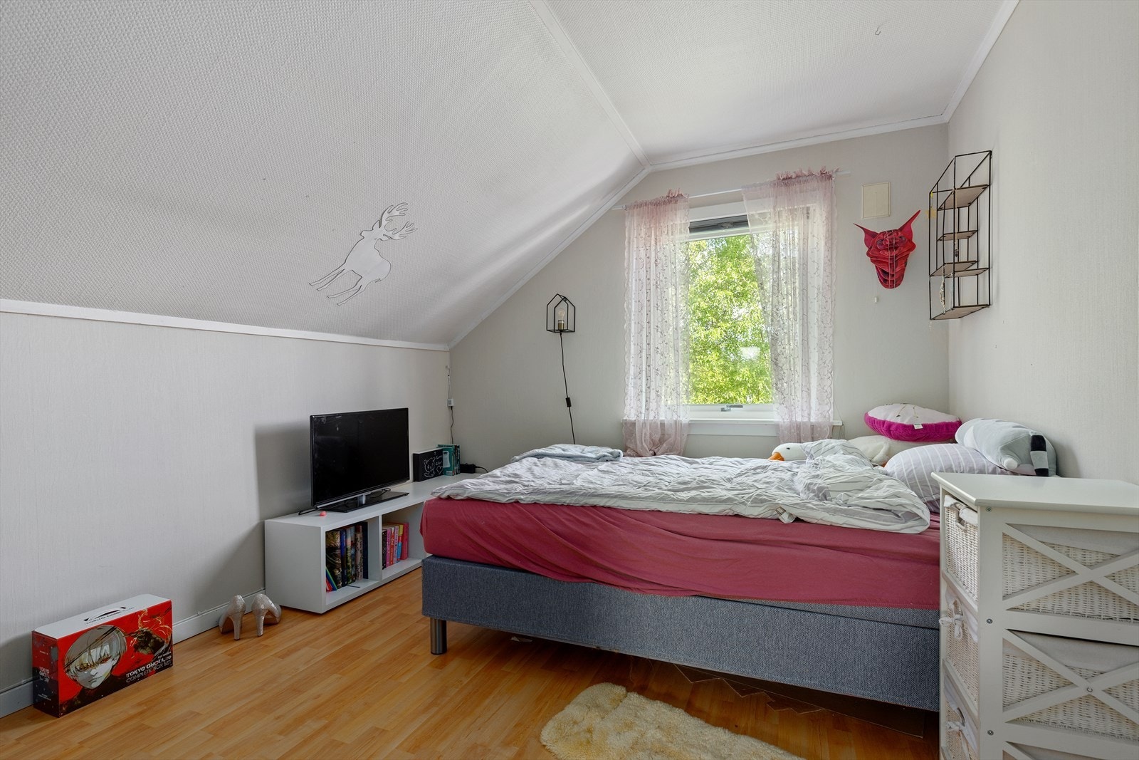 Soverom 3 er innredet med dobbeltseng og oppbevaringsmøbler Galleribilde