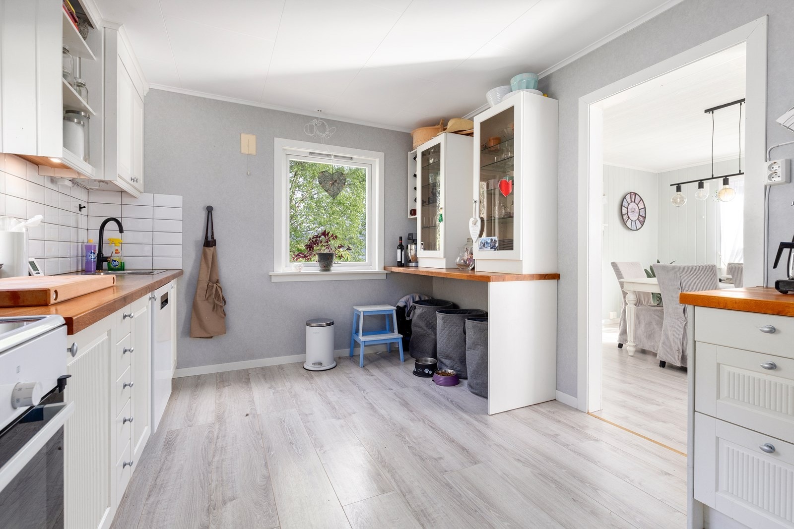 Separat og romslig kjøkken med benkeplate i heltre Galleribilde