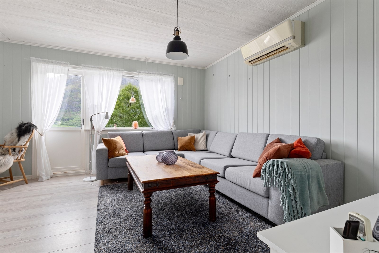 Velkommen inn! En lys og trivelig stue med utgang til altan Galleribilde