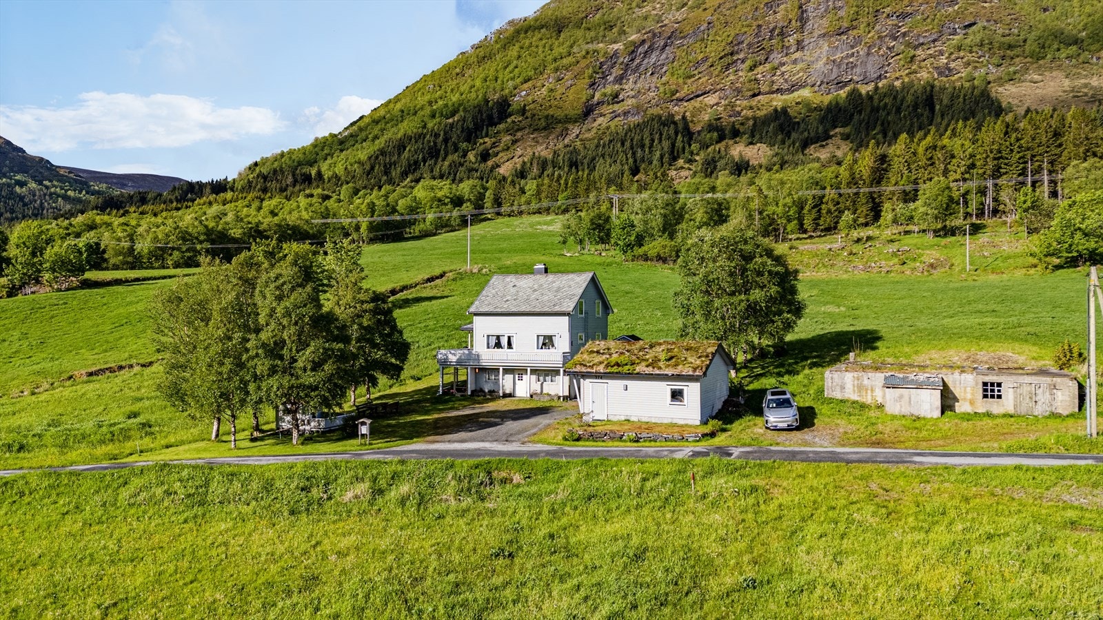 Boligen har usjenert beliggenhet i frodige natur Galleribilde