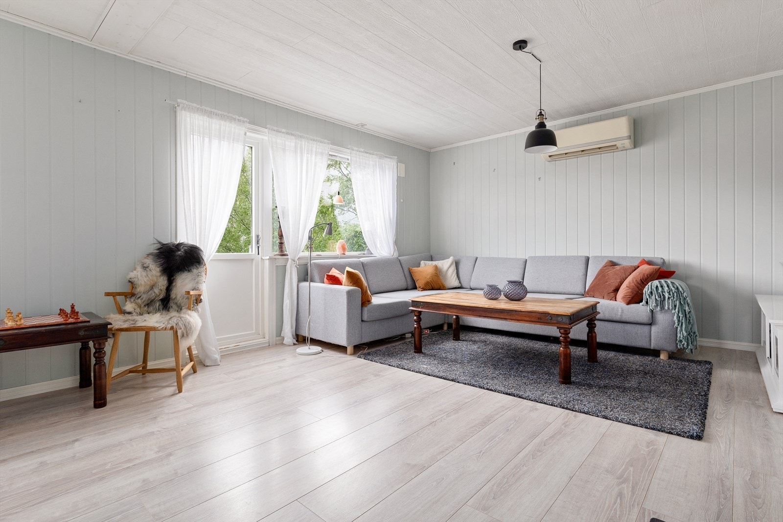 Det er varmepumpe i stuen, og eier har lagt nye gulv og veggplater Galleribilde