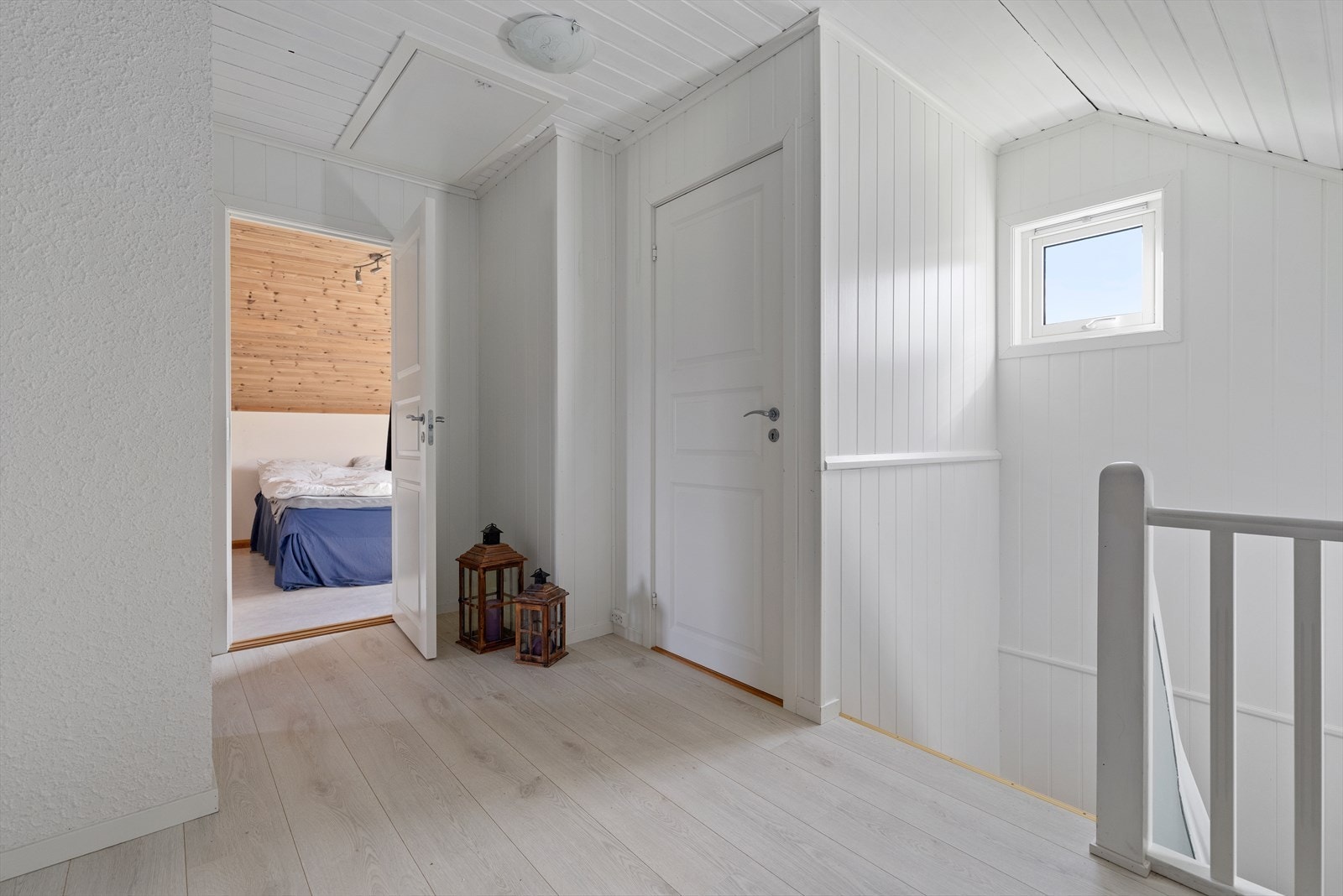 Loftet er pusset opp med nye overflater, her er det 3 soverom og toalett Galleribilde