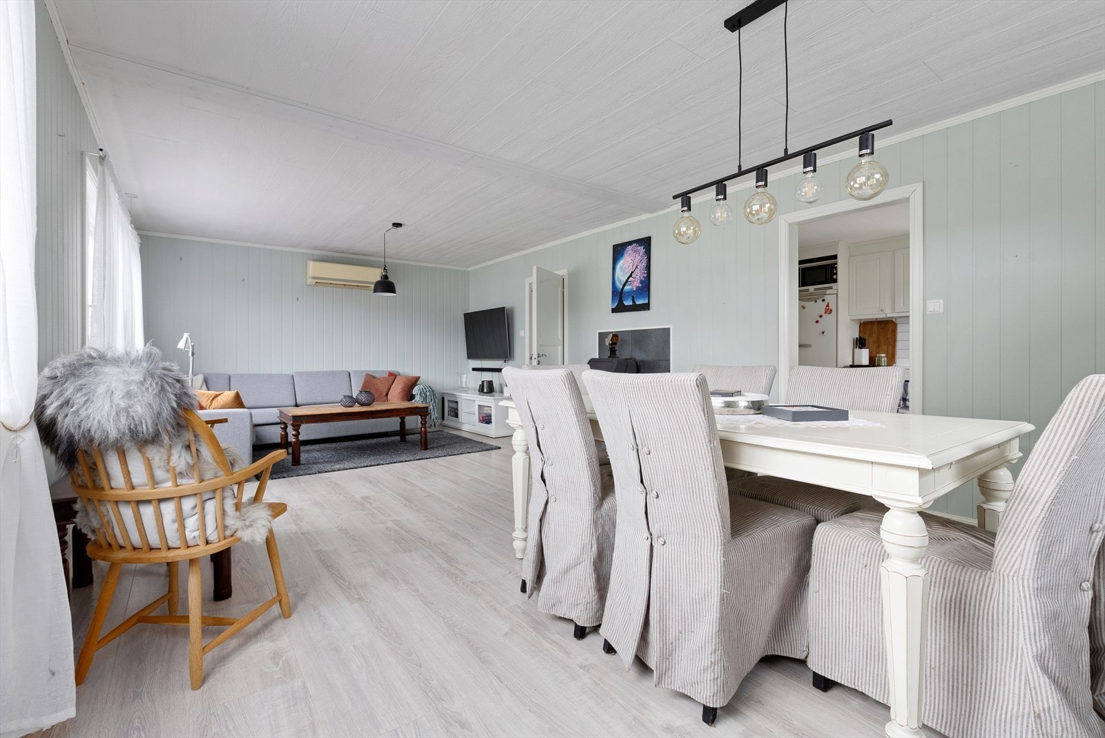 Romslig stue med god plass til sofakrok og spisegruppe Galleribilde