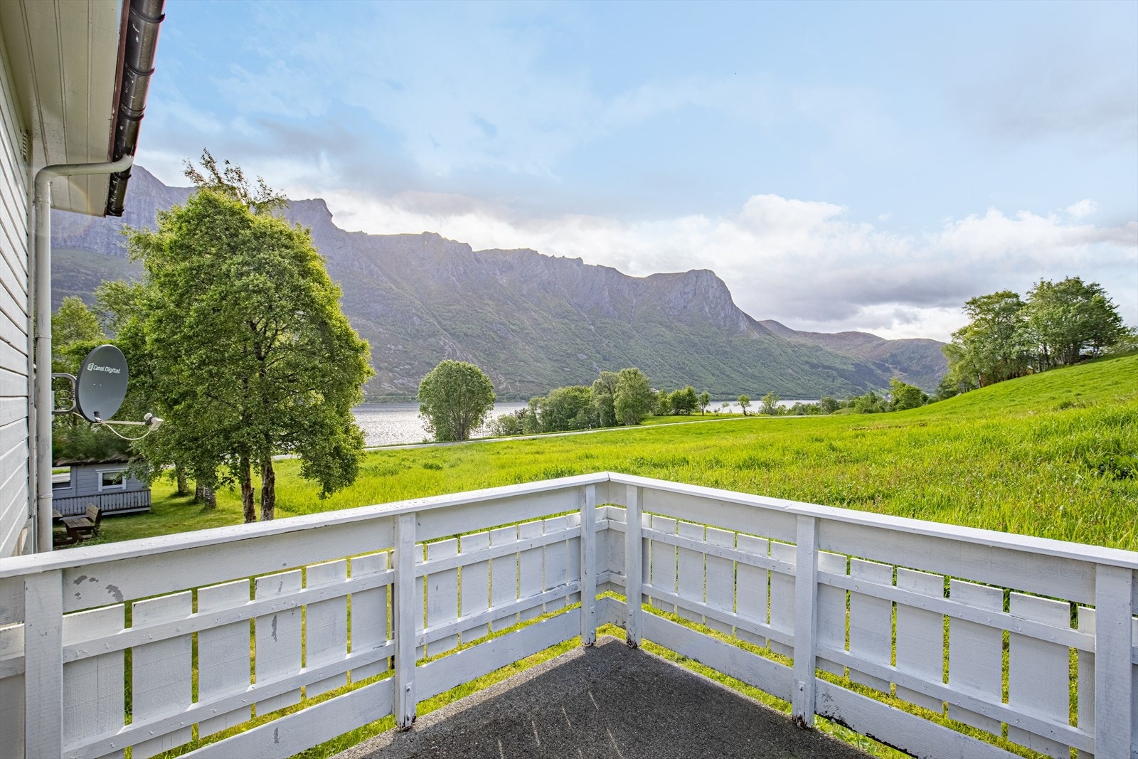 Det er veldig flott utsikt fra tomten! Og du ligger veldig skjermet fra nabo. Galleribilde