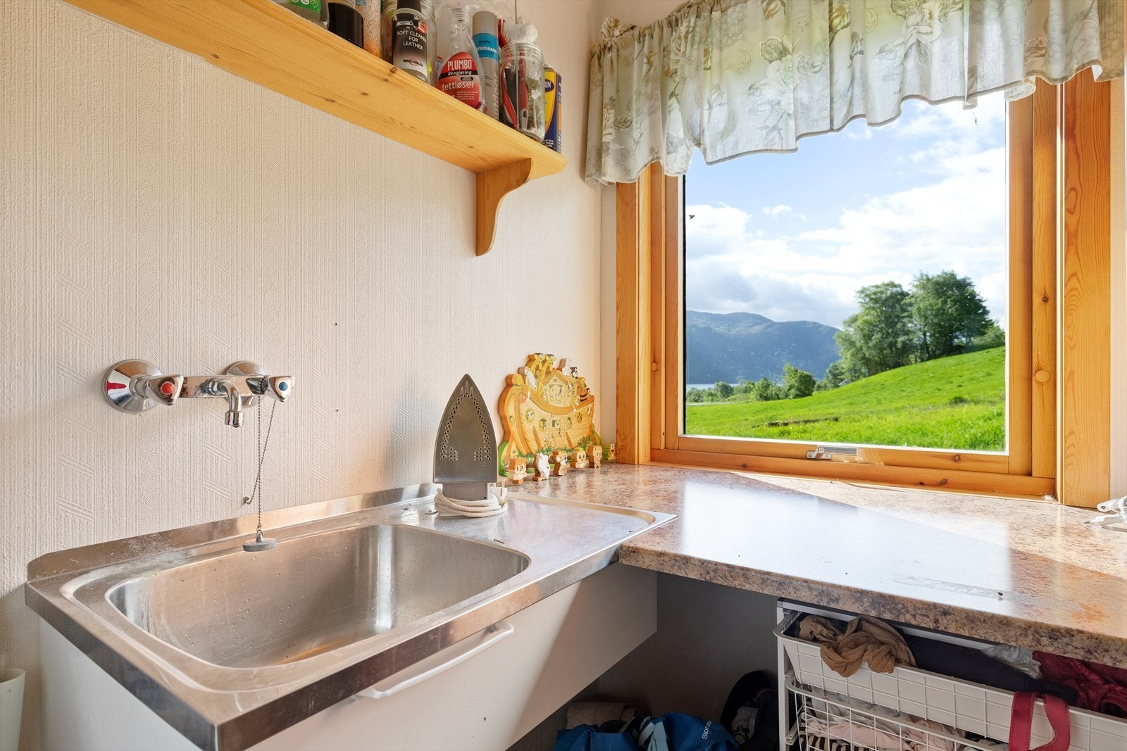 Vaskerommet har utslagsvask og benkeplate med gode oppbevaringsmuligheter Galleribilde