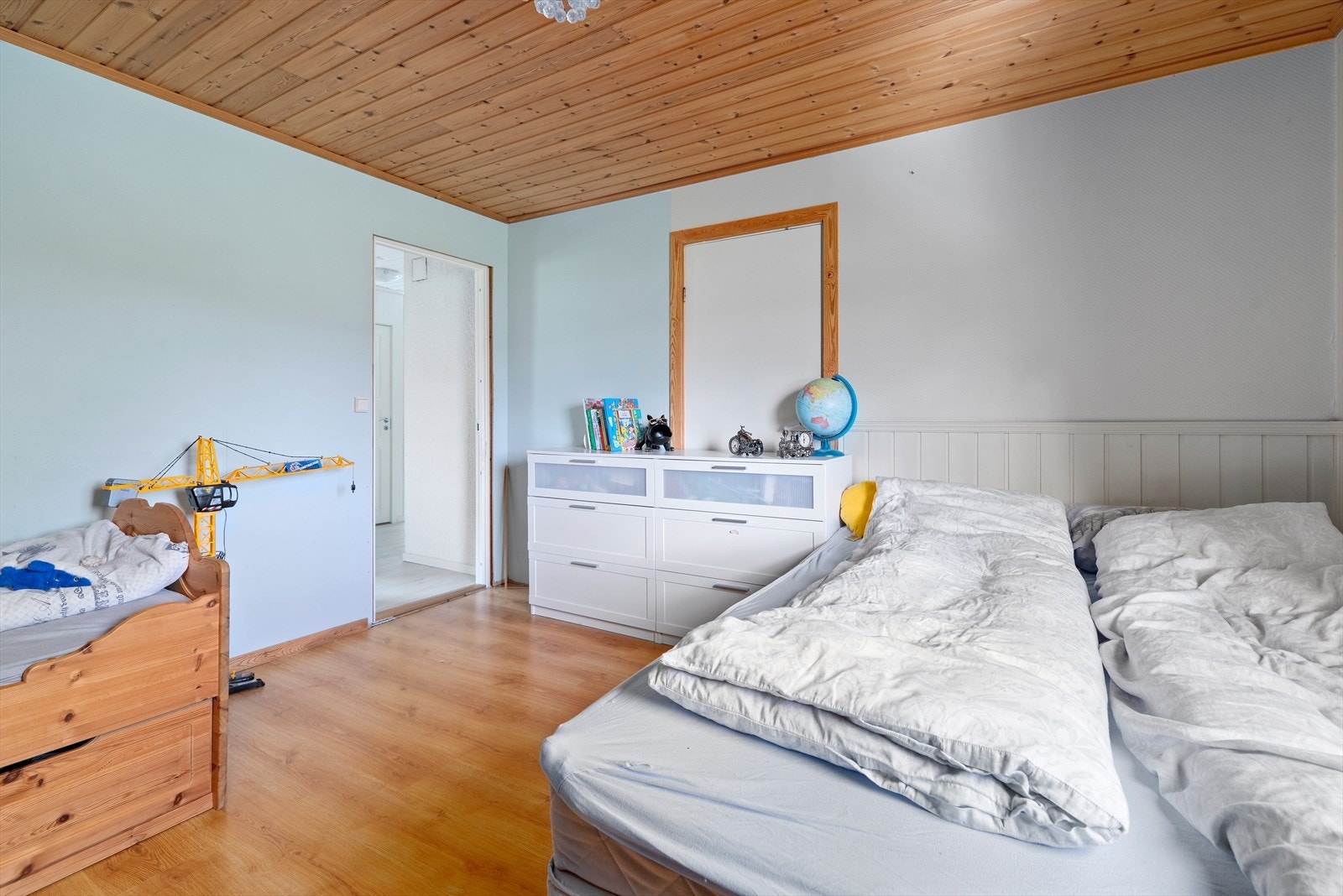 Innredet med to senger, kommode og TV-hjørne Galleribilde