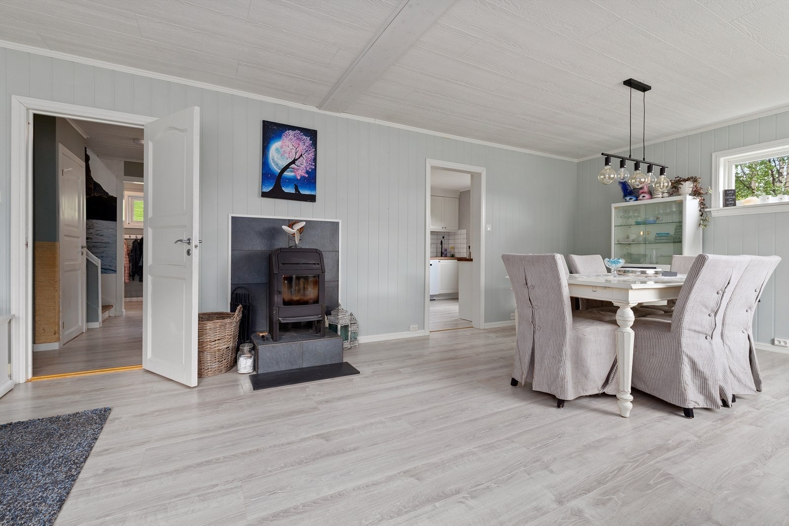 Det er peis i stuen Galleribilde