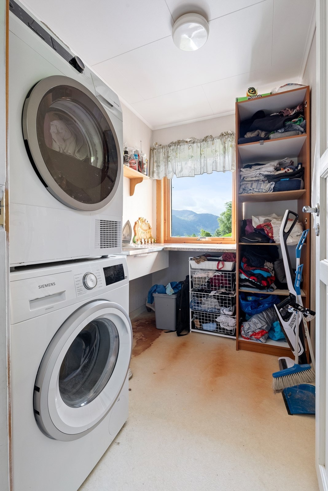 Vaskerom med opplegg til vaskemaskin og tørketrommel. Galleribilde