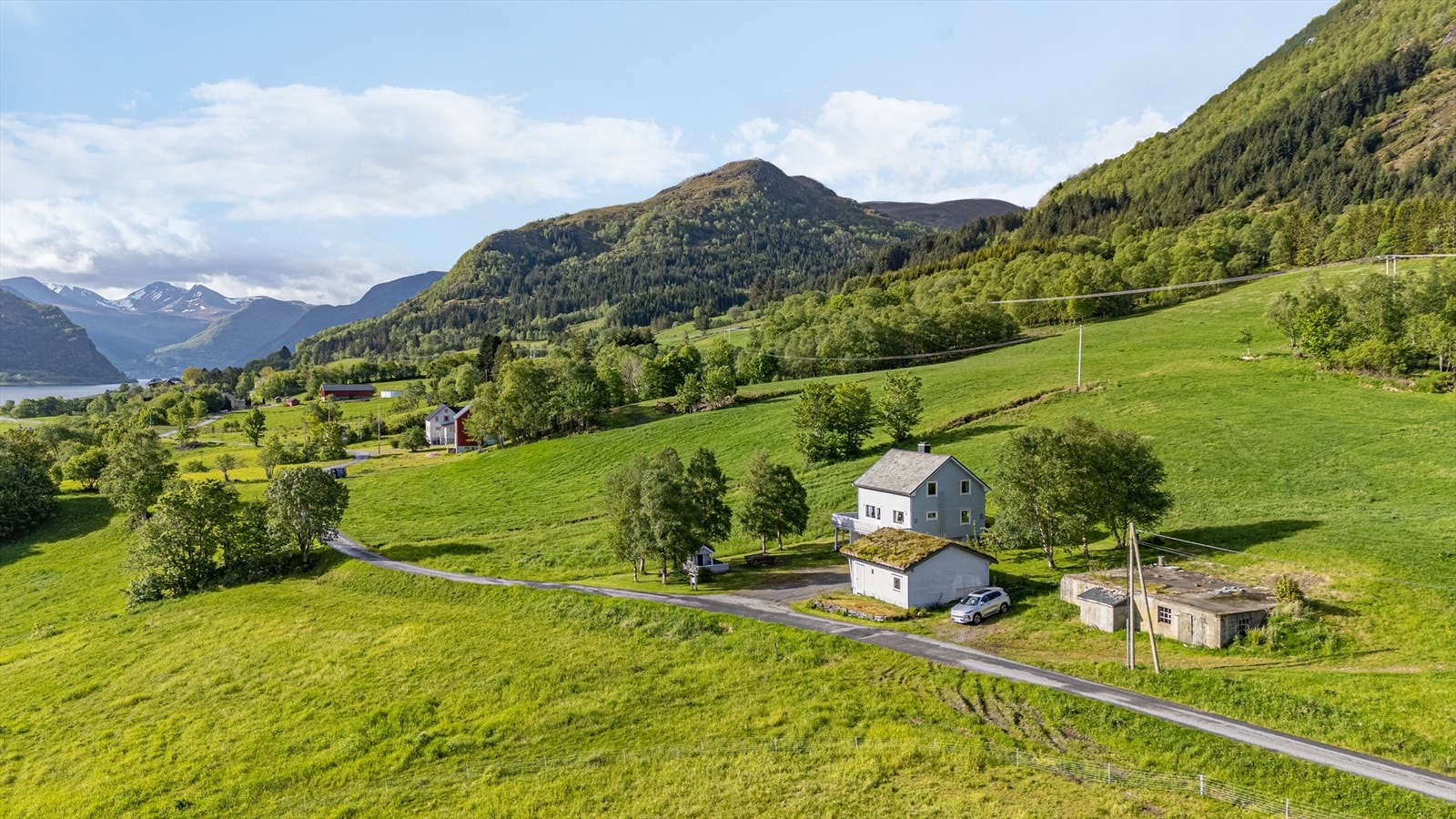 Eiendommen ligger fint til i naturskjønne omgivelser Galleribilde
