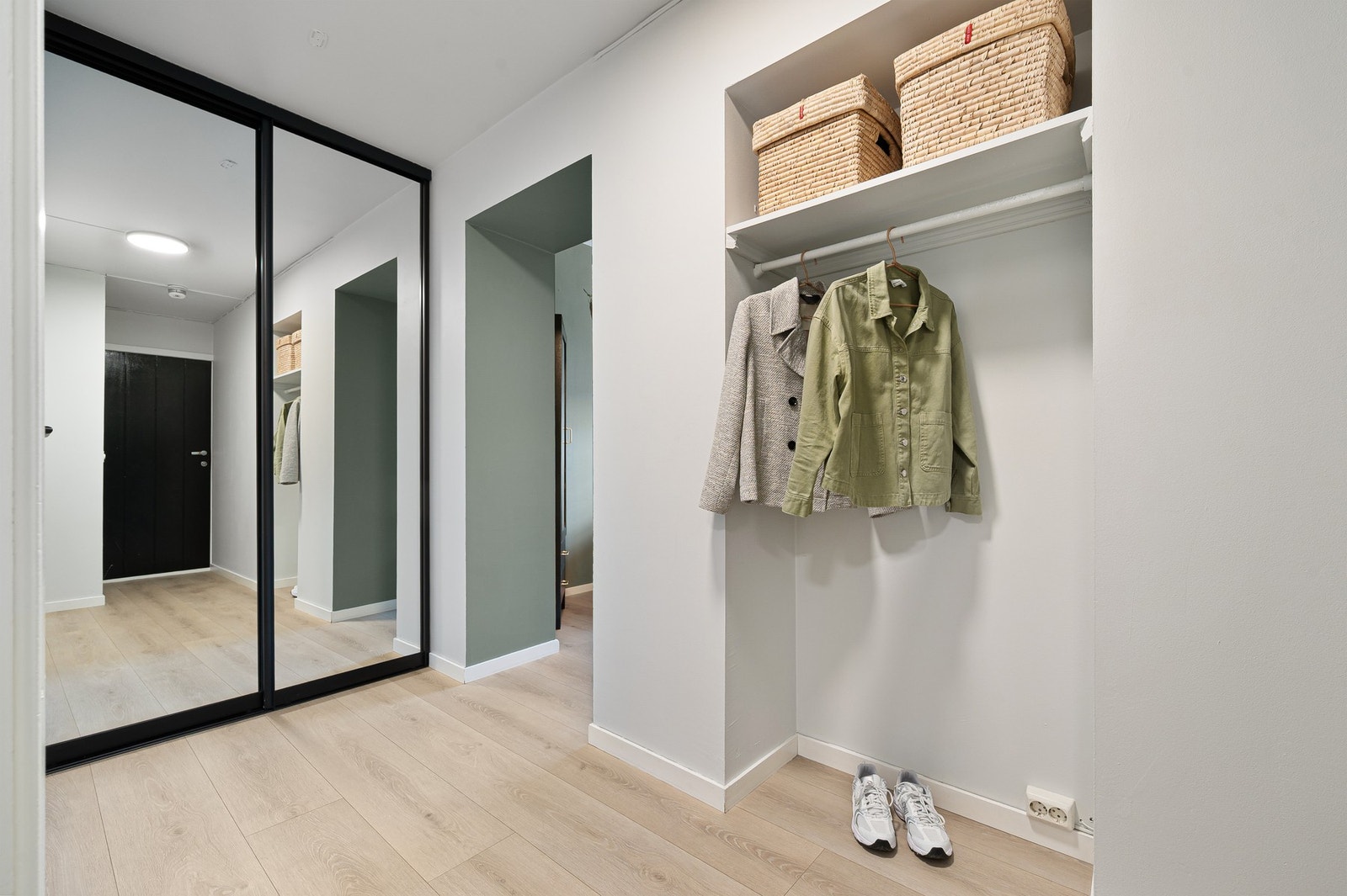 Entreen er innredet med stor skyvedørsgarderobe. Galleribilde