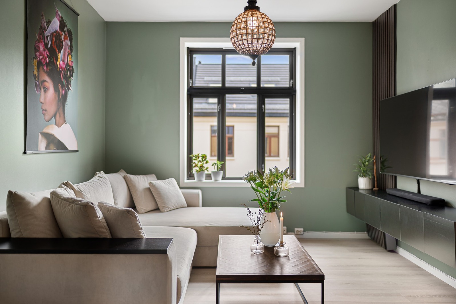 Store vindusflater gir flott naturlig lys og en luftig romfølelse hele dagen. Galleribilde