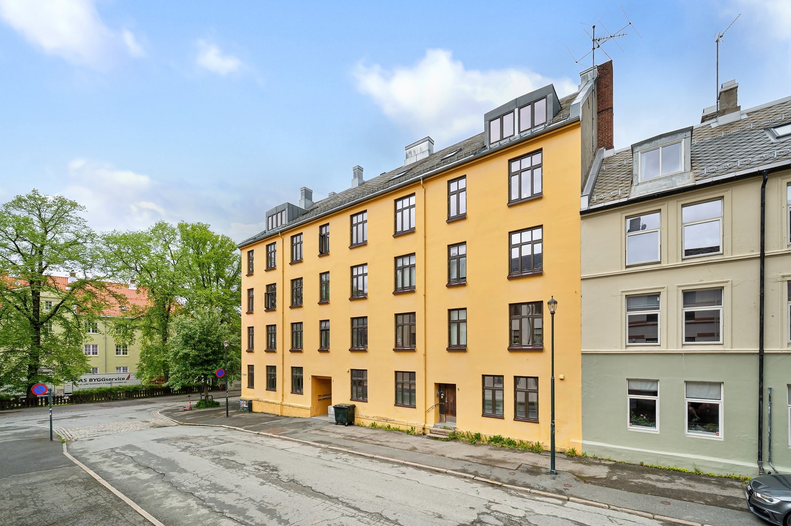 Leiligheten har en sentral beliggenhet på Lademoen i et populært boligområde, med flotte grøntarealer. Galleribilde