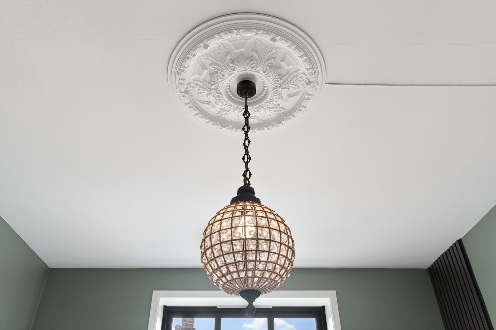 Dekorativ takrosett som gir et eksklusivt utrykk i stuen. Galleribilde