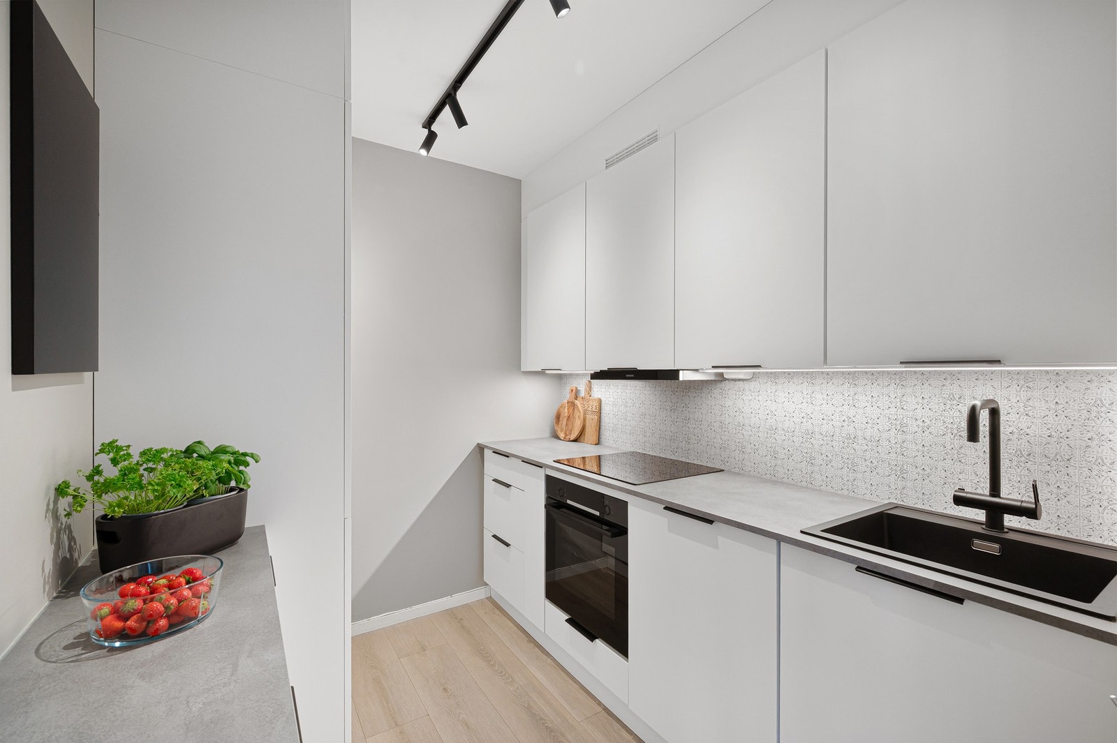 Stilrent kjøkken, godt med skap- og benkeplass - perfekt for matlaging og smart oppbevaring. Galleribilde