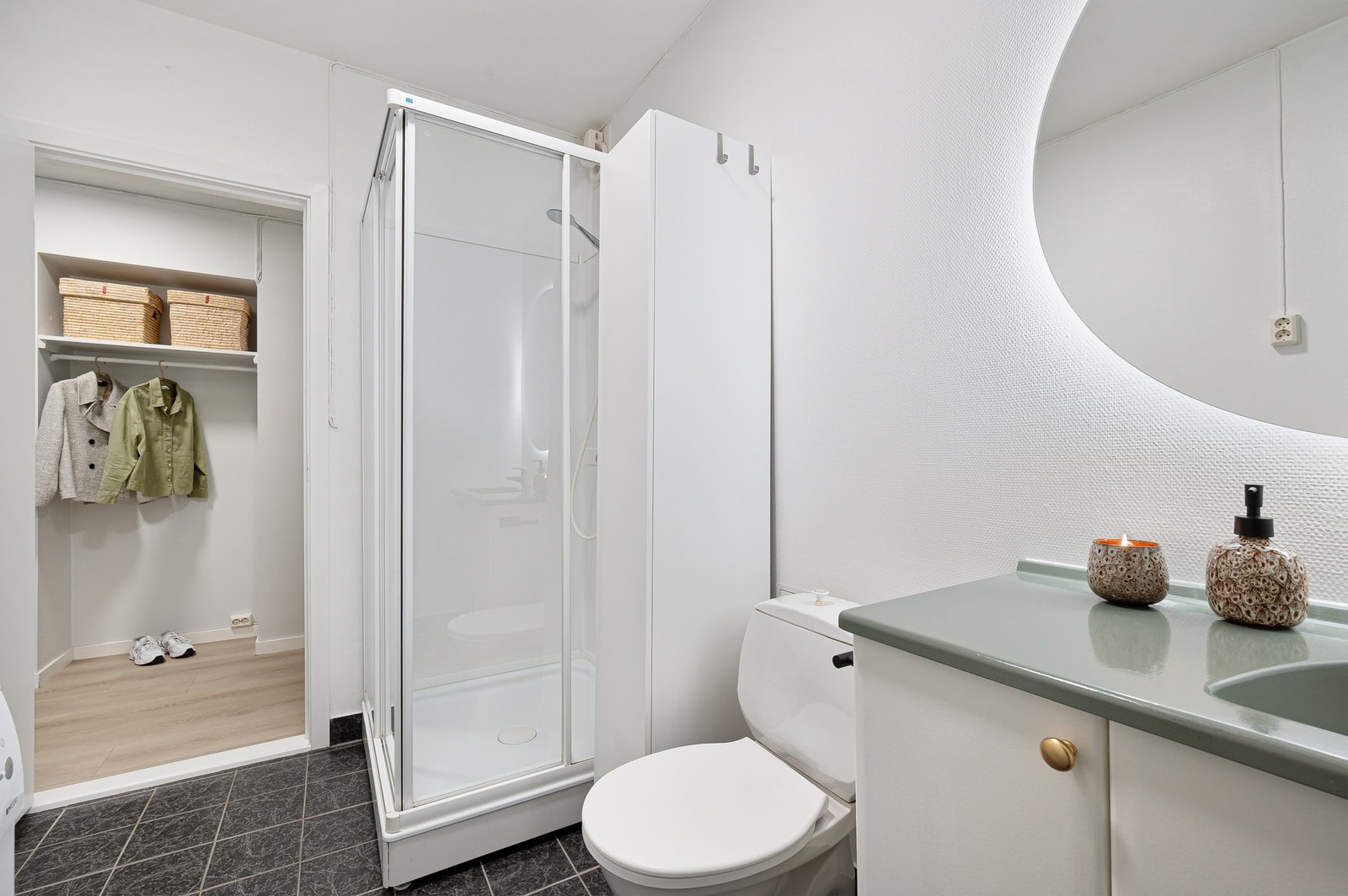 Lyst og stilrent baderom på 5,5 kvm. Galleribilde