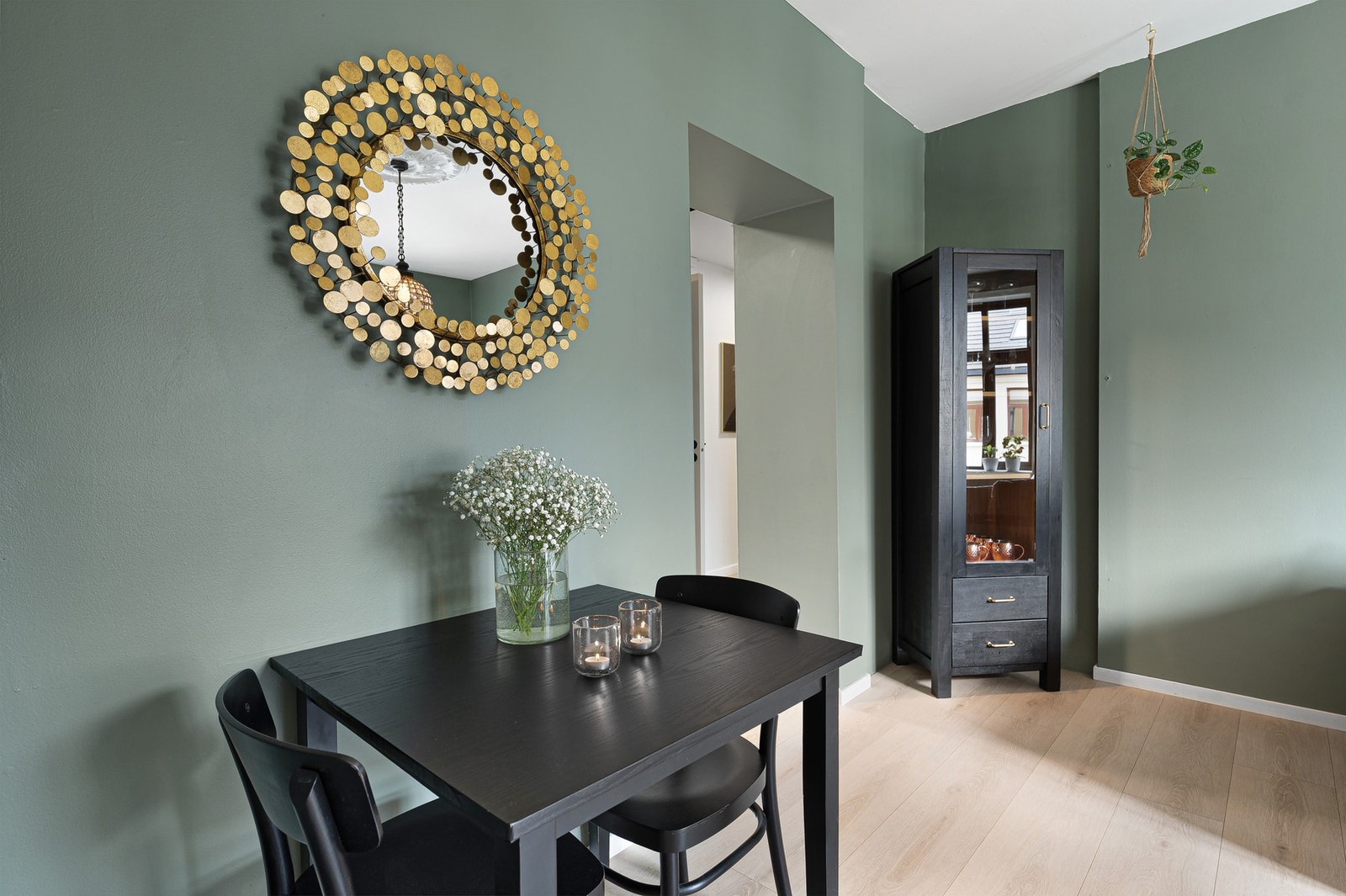 Naturlig sone for spisebord i stuen. Galleribilde