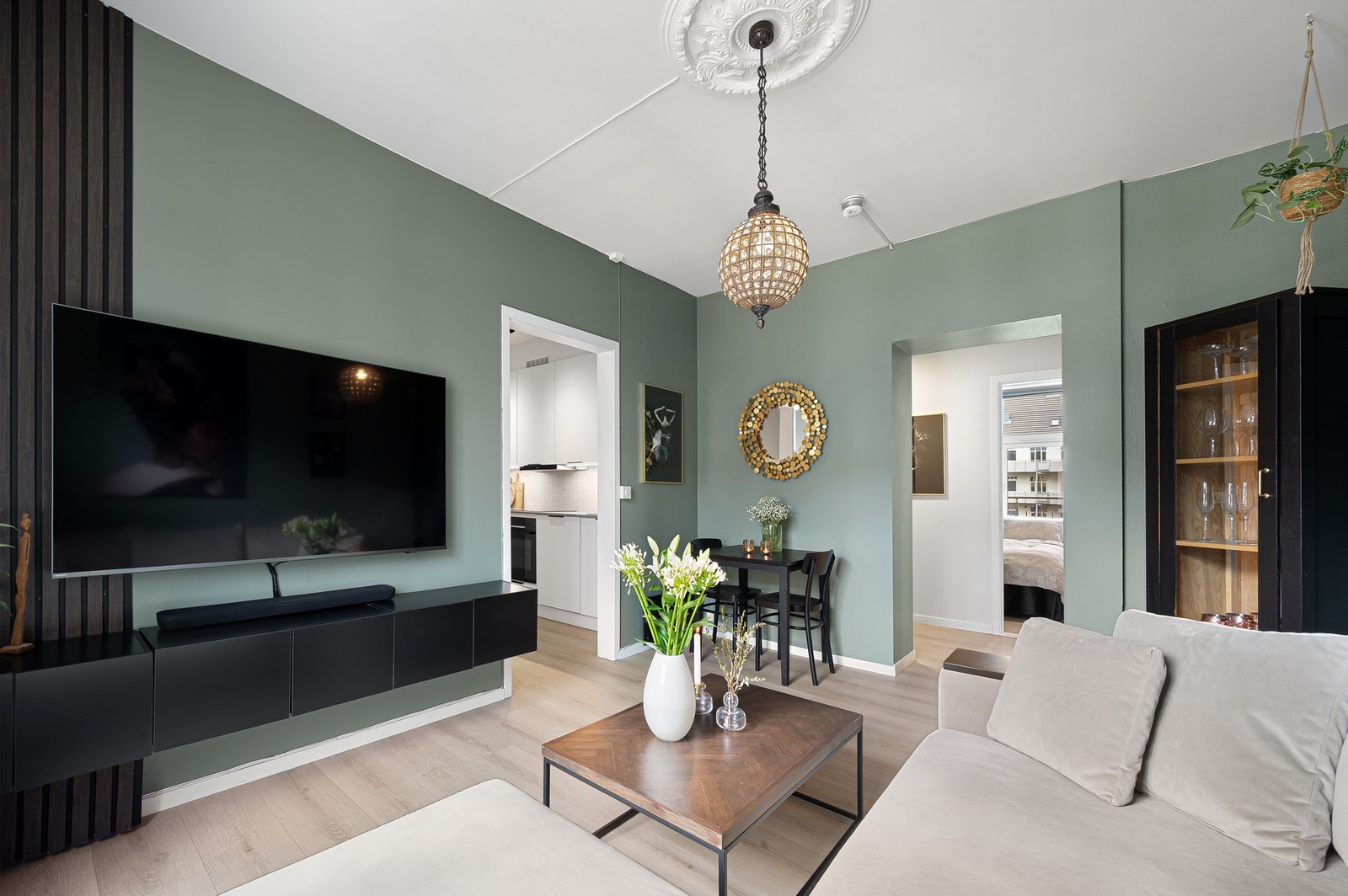 Her får man en stor stue med adskilt kjøkken som gir boligen flere gode oppholdsrom. Galleribilde