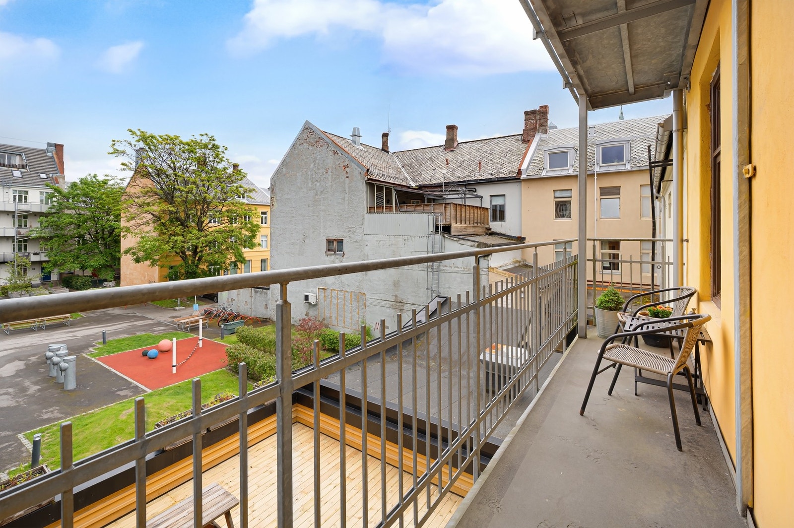 Adkomst via svalgang. Hyggelig inngangsparti med utsyn mot nærområdet. Galleribilde