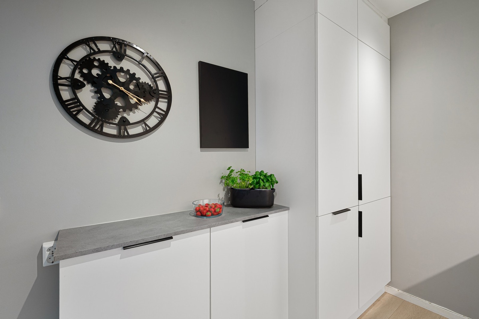 Moderne kjøkkenfronter og slitesterke materialvalg som kombinerer stil og funksjon. Galleribilde