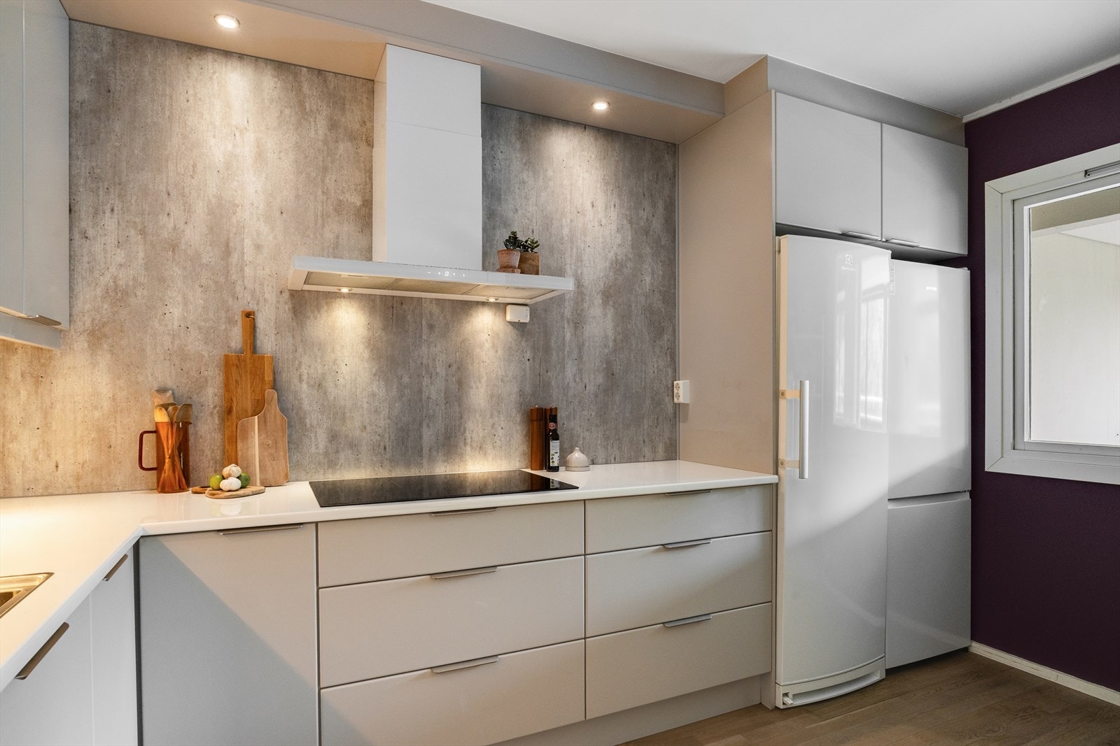 Kjøkkenet har god løsning for 2 høyskap med kjøl/frys. Kjøleskap, og integrerte hvitevarer følger med i handelen. Galleribilde