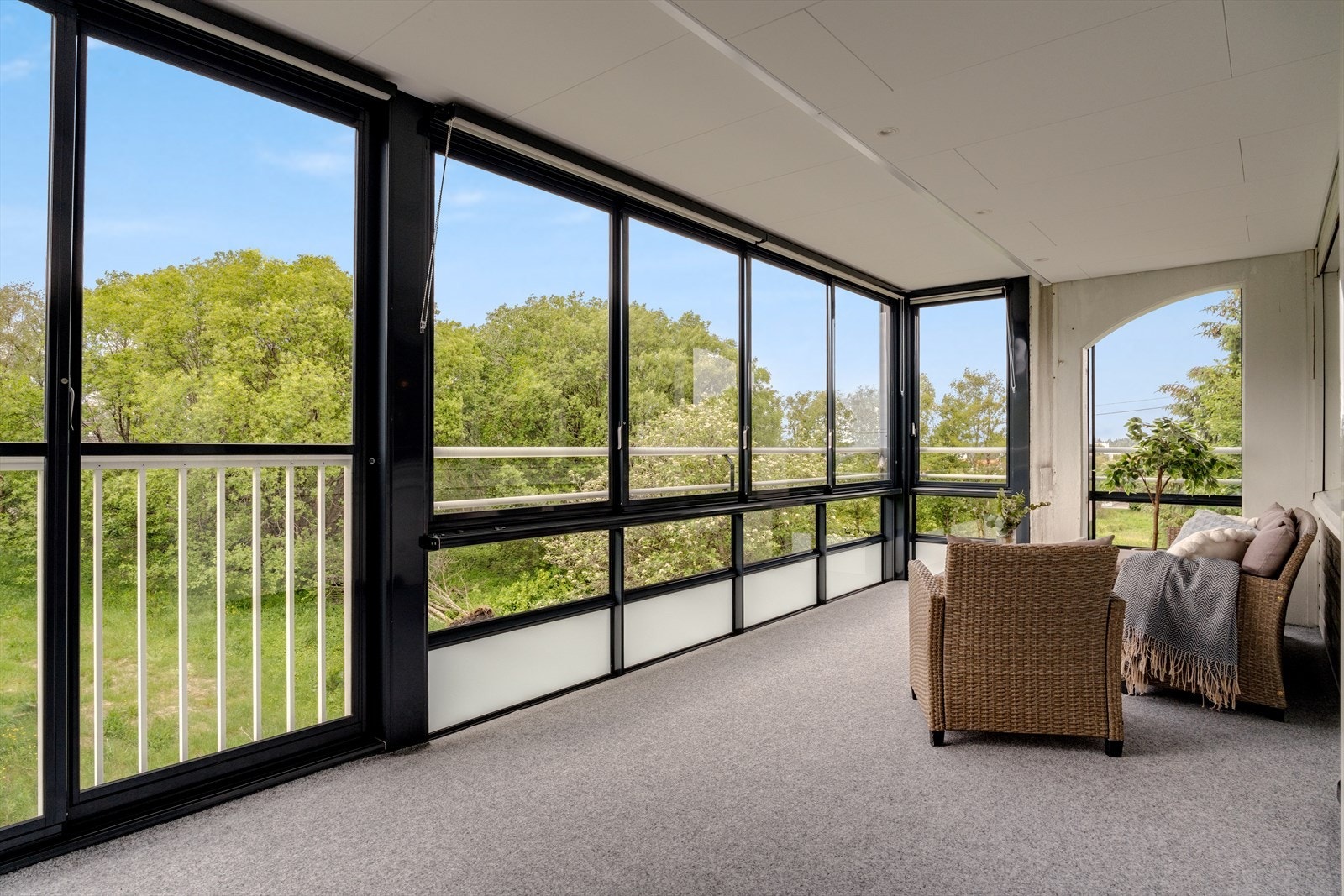 Balkongen er på hele 20m² og fungerer som en naturlig forlengelse av oppholdsrom inne. Balkongen har spotter i tak og er sørvendt. Galleribilde