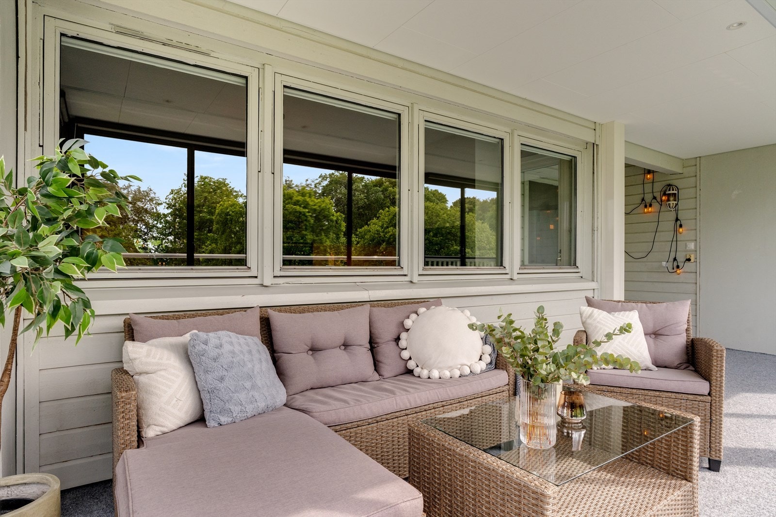 Den innglassede balkongen fungerer utmerket som en forlengelse av stuen. Perfekt gjennom sommerhalvåret. Galleribilde