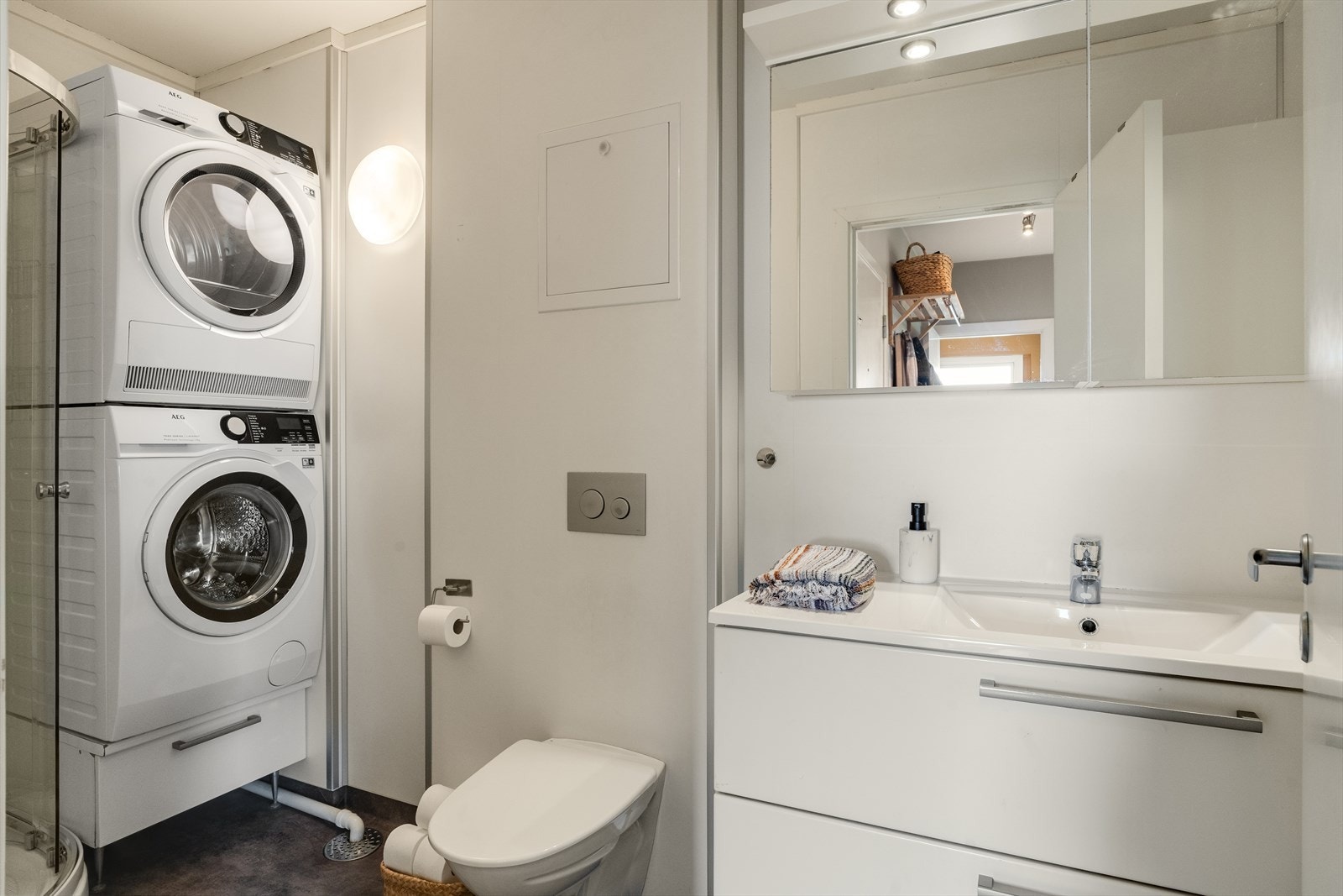 Praktisk baderom med opplegg for vaskemaskin. Galleribilde