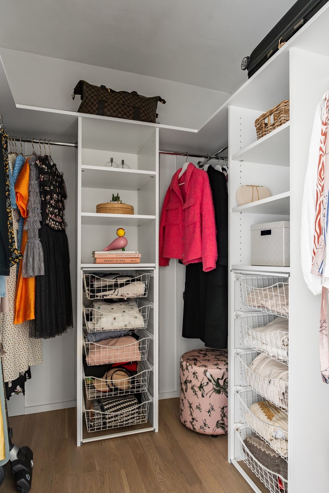 Praktisk garderobe som gir perfekt oversikt og orden. Luksus i hverdagen! Galleribilde