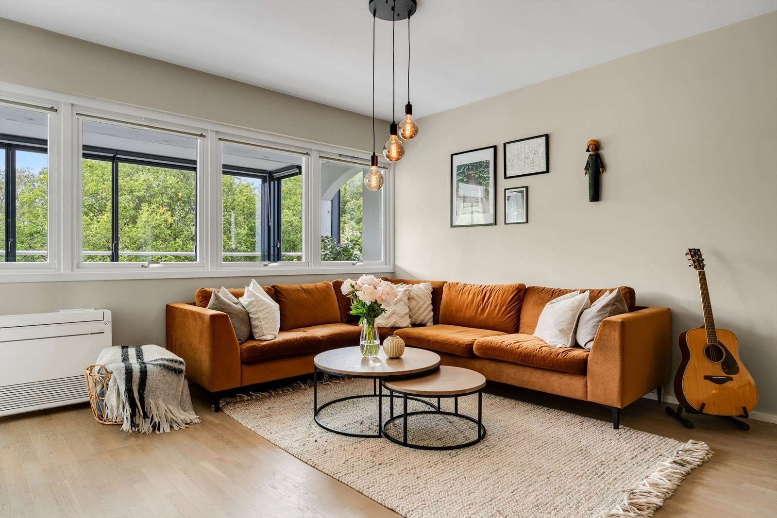 Lys, romslig stue som fremstår som moderne, innredet i delikate farger. Galleribilde