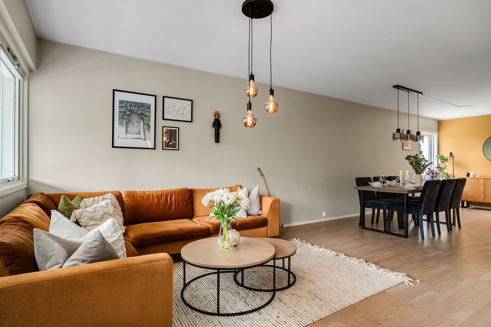 Boligen har nylig fått varmepumpe installert, noe som bidrar til jevn og energieffektiv oppvarming gjennom hele året! Galleribilde