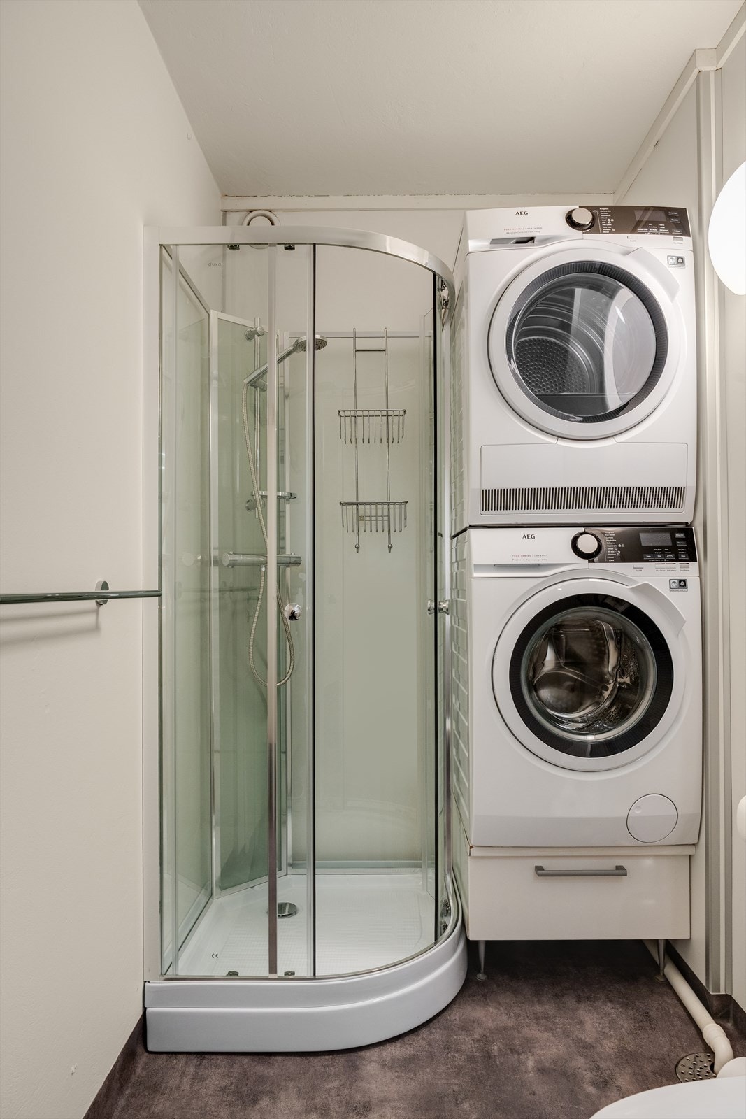 Opplegg for vaskemaskin og hjørnedusjkabinett. Galleribilde