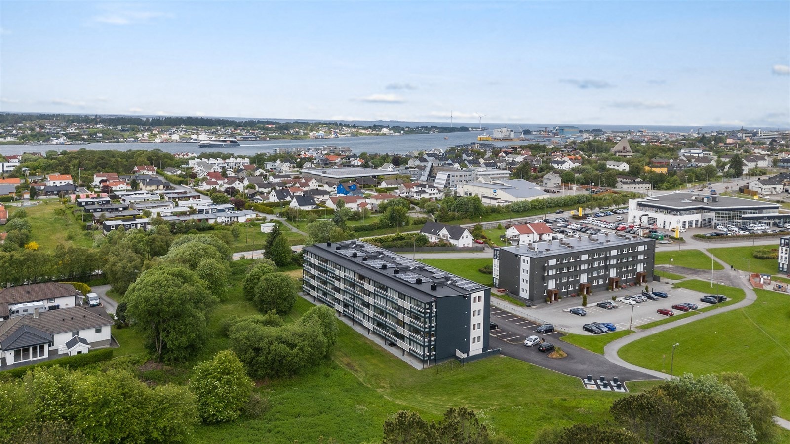 Her bor du med gangavstand til alt du trenger i hverdagen, blant annet -dagligvarebutikker, skoler, barnehager, apotek, frisør og idrettsanlegg. Galleribilde