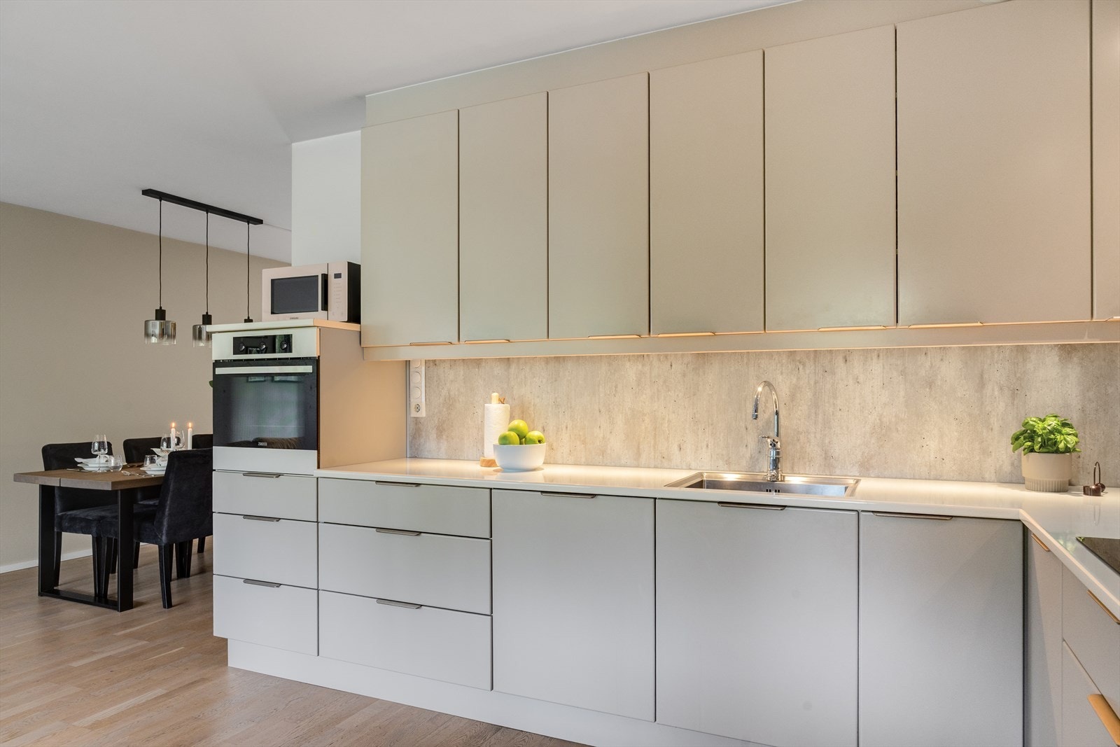 Lekkert kjøkken i åpen løsning. Her har du rikelig med både skuffer, skap og benkeplass for kokken. Stekeovn i god arbeidshøyde. Galleribilde