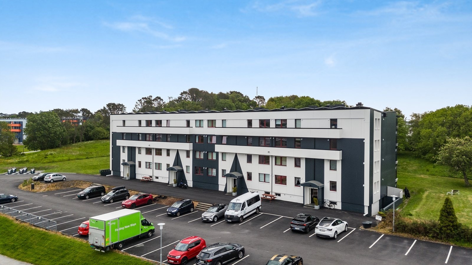 Blokken har stor felles parkering med mulighet for lading av elbil. Galleribilde