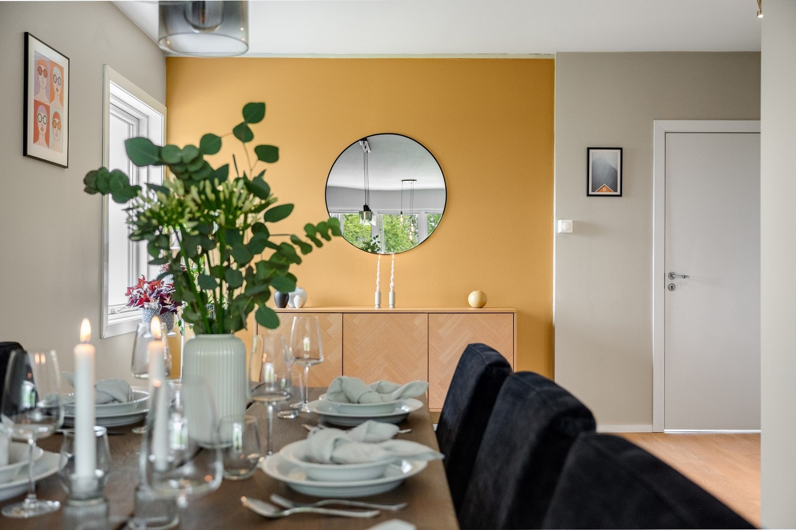 I enden av spisestuen kan en enkelt innrede med lesekrok eller kontorhjørne, dersom en har behov for det. Galleribilde