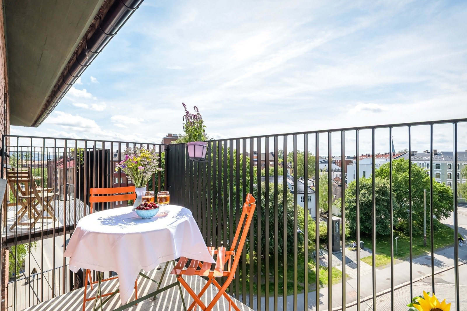 Rett ut fra stua trår du ut på en solrik og vestvendt balkong - et lite fristed på ca. 3 m². Galleribilde