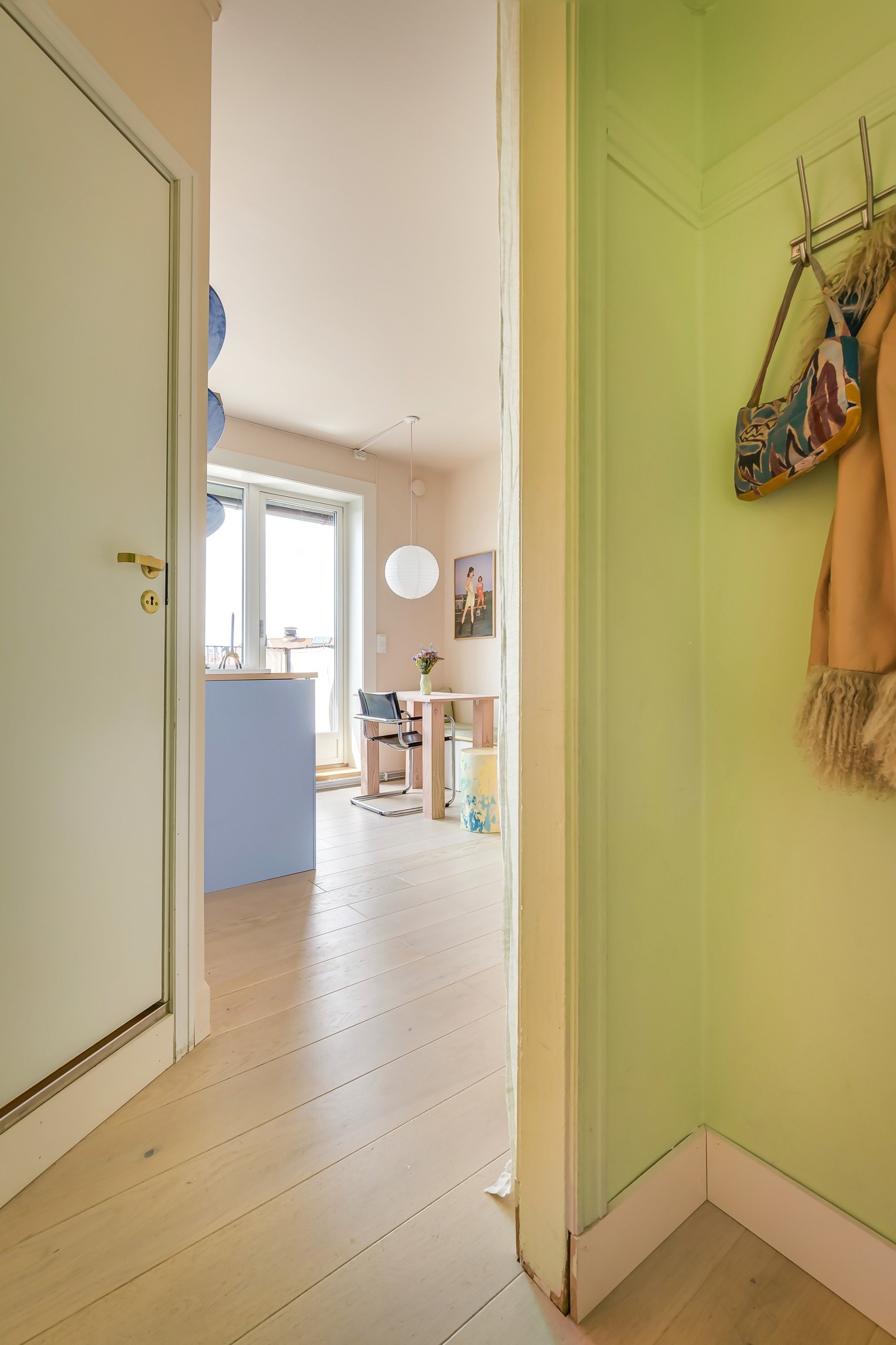 Første rommet er en funksjonell entré med gjennomtenkte løsninger. Galleribilde