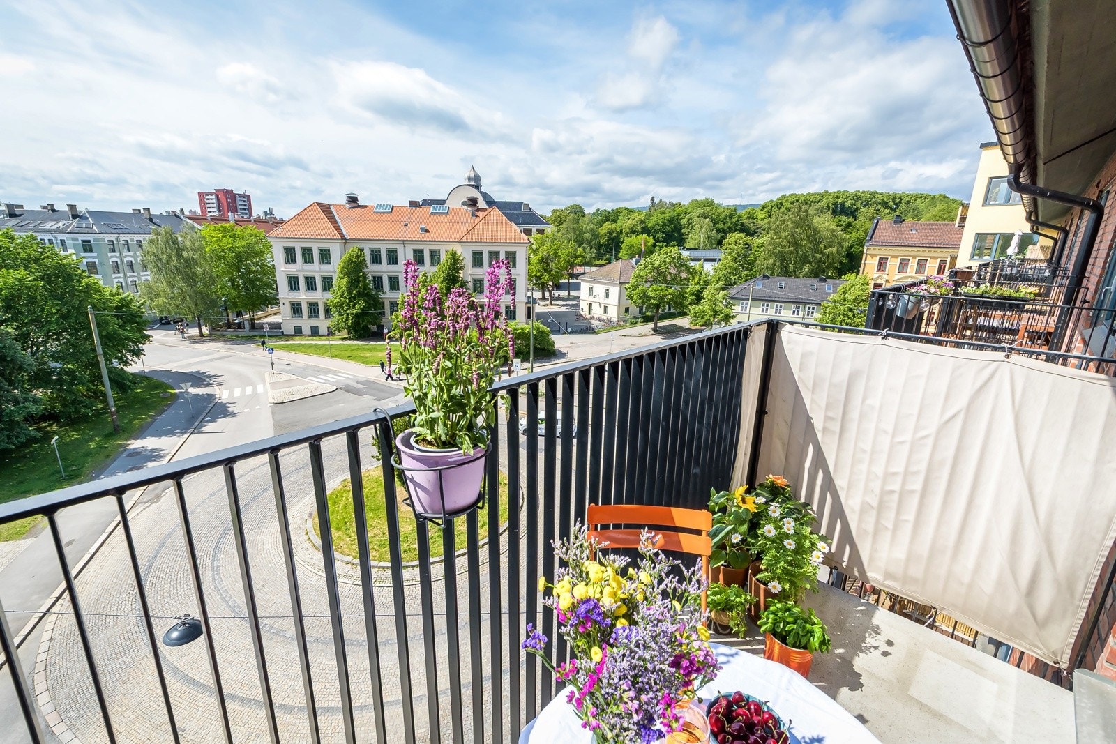 Siden leiligheten ligger i toppetasjen, får du fullt utbytte av både høyde og utsyn. Galleribilde