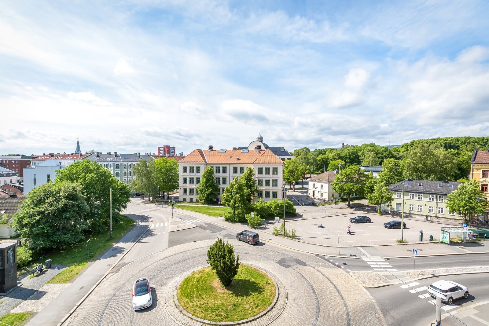 Her nyter du ettermiddagssola og fine solnedganger uten innsyn - bare himmel og vidstrakt utsikt over nabolaget. Galleribilde