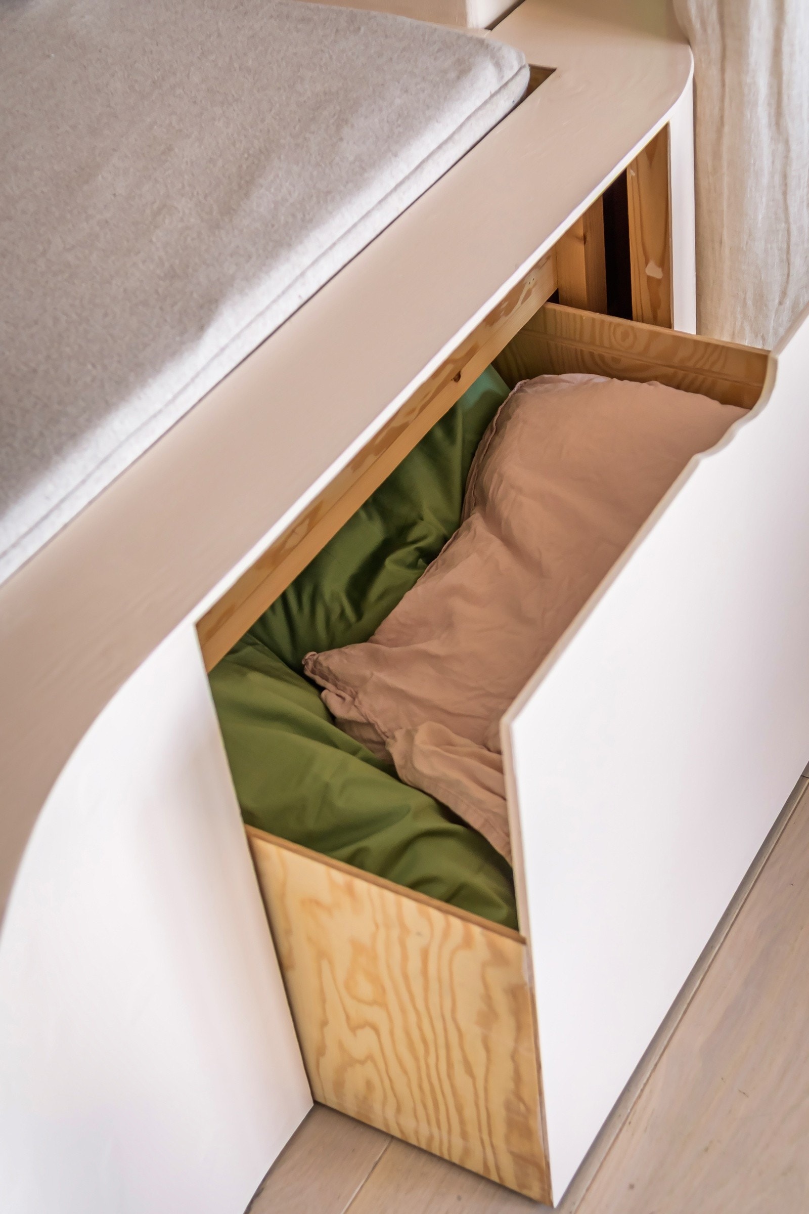 Smart lagring for en fleksibel hverdag - dyner og puter på dagtid, daybed-sofa på kveldstid. Galleribilde