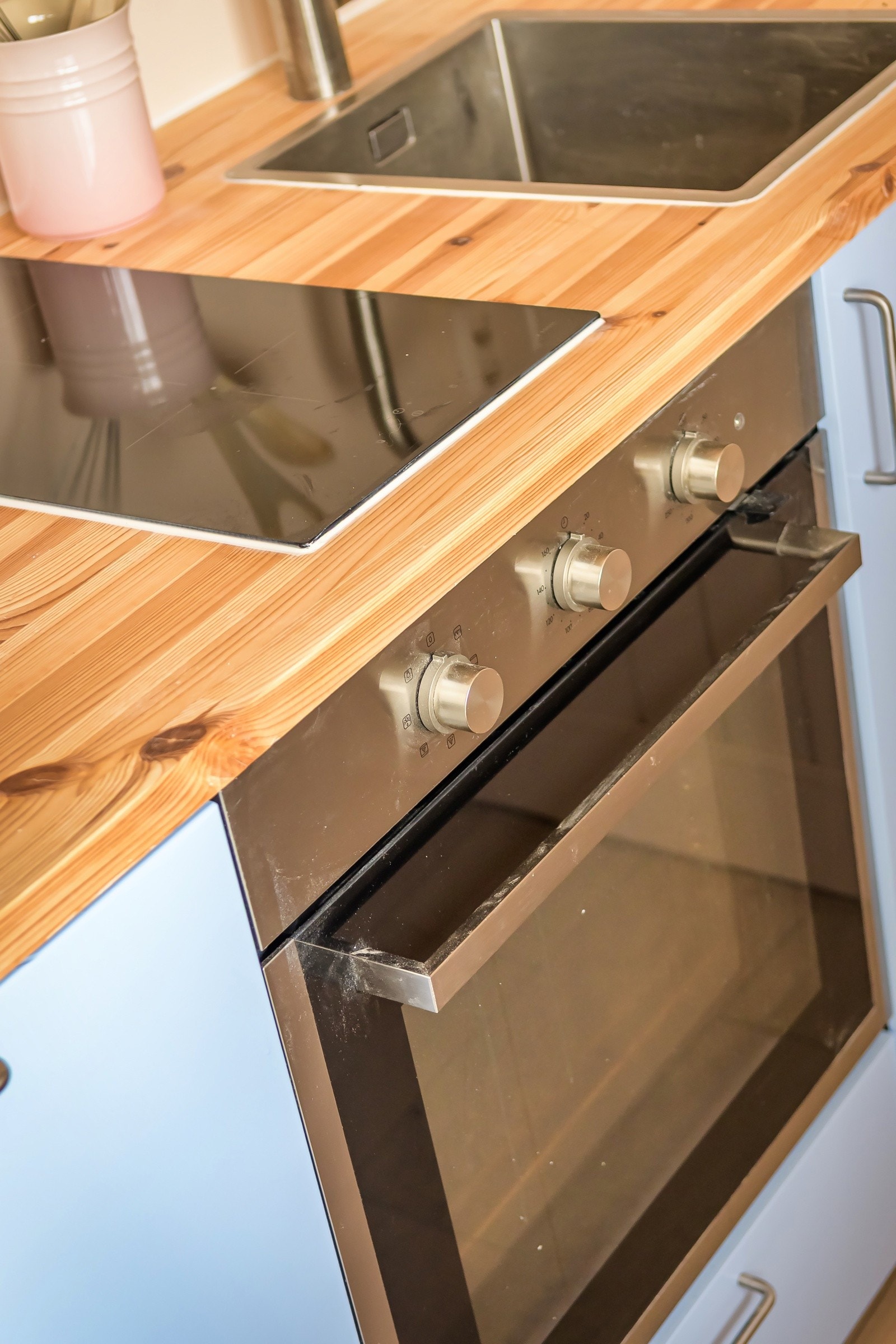 Kjøkkenet er utstyrt med integrerte hvitevarer som komfyr, induksjonstopp og oppvaskmaskin. Det er også montert komfyrvakt ved platetoppen og automatisk vannstopper i benkeskap. Galleribilde