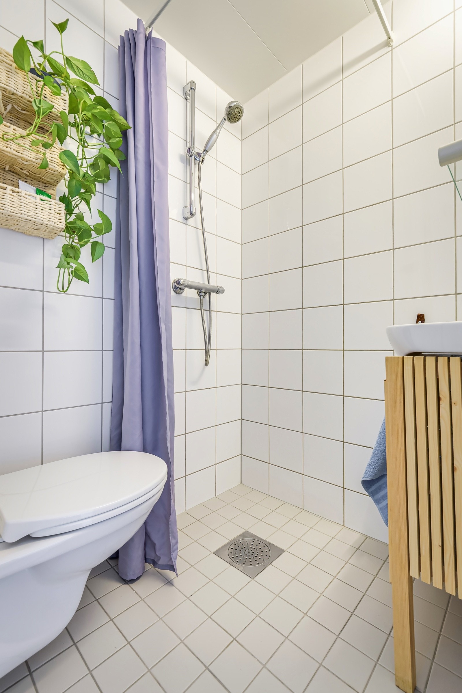 Leiligheten har et lyst og pent flislagt baderom som ble rehabilitert i regi av borettslaget i 2003/04. Galleribilde