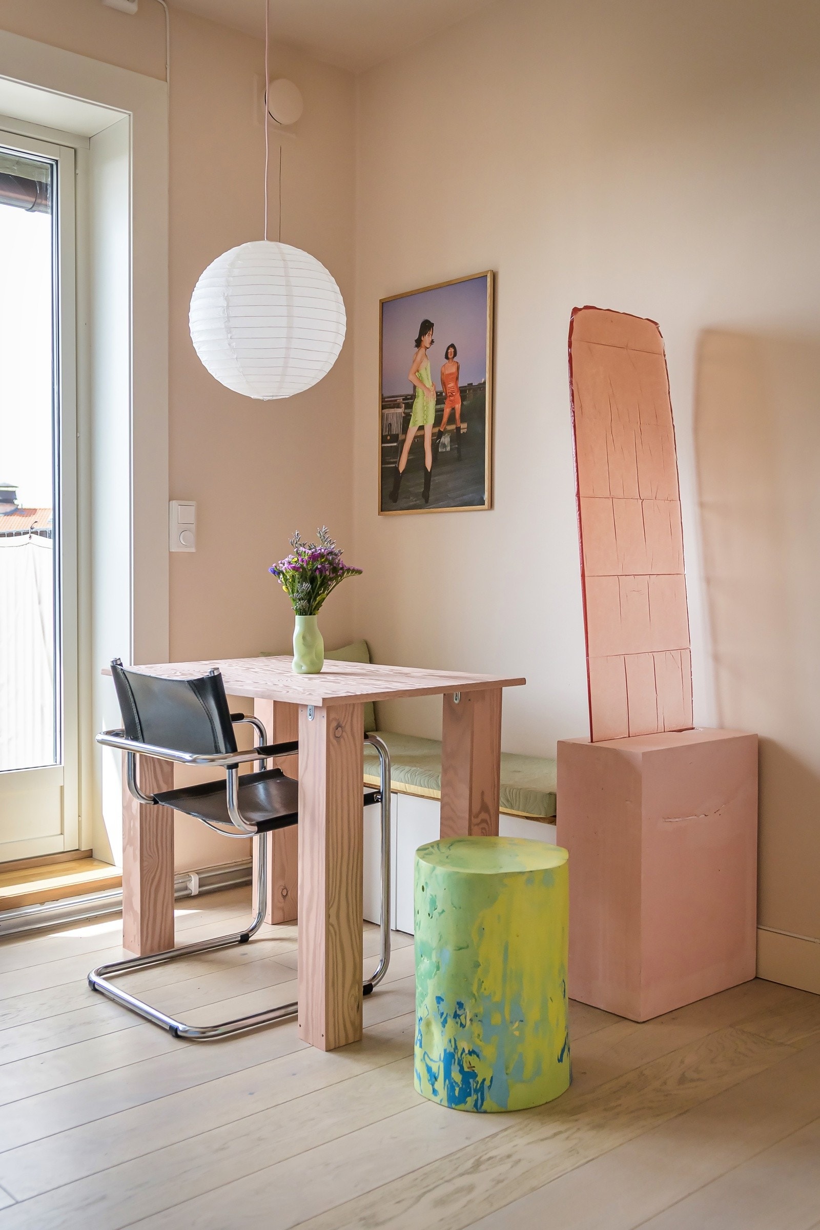 Verdt å nevne er at de månedlige felleskostnadene inkluderer både oppvarming, varmtvann og internett. Nåværende eier opplyser om veldig lave og forutsigbare strømregninger. Galleribilde